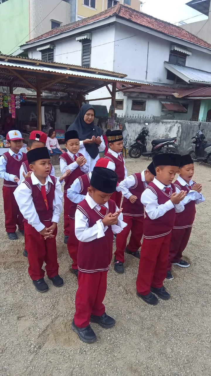 Upacara Bendera Perdana SDIT Darussalam Awali Pembentukan Disiplin dan Karakter Siswa