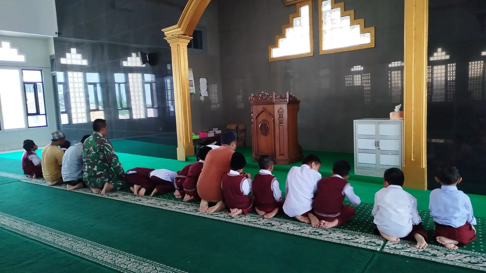 Pembiasaan Sholat Berjamaah di Masjid, Pilar Pendidikan Karakter Islami SDIT Darussalam