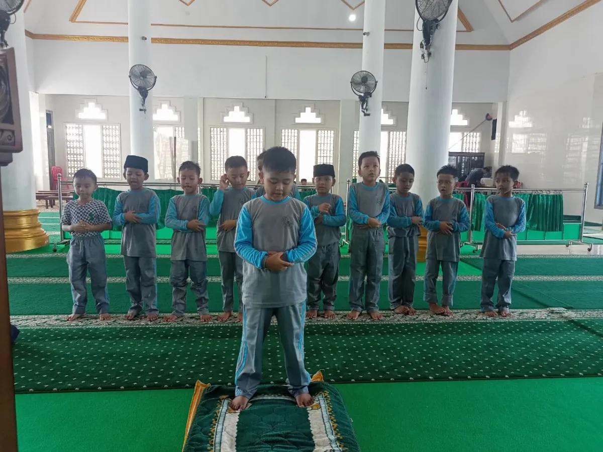 Tanamkan Kedisiplinan Spiritual, Siswa SDIT Darussalam Muaradua Rutin Laksanakan Sholat Dhuha Berjamaah