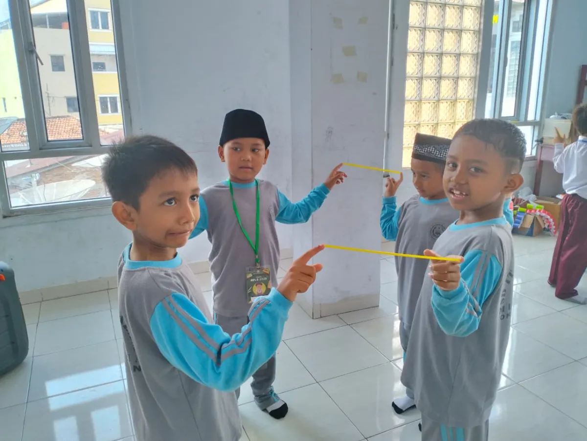 Latih Fokus dan Ukhuwah, Serunya Siswa Baru SDIT Darussalam Main Keseimbangan Sedotan di MPLS 2026